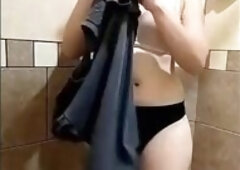 Shower slut Daniela Duran gets naked and livestreams on onlyfans