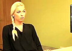 Il bisogno di un prestito fa sì che la donna d'affari si metta con un uomo