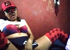 Me masturbo viendo a castigar a su niñera