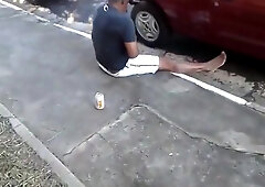 Pinguco mijando na calcada do bar 7