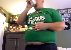 Immense tee-shirt, larger abdomen