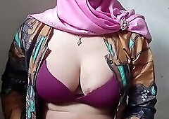 Hijab shemale jerking off her huge dick
