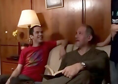 Porno argentino- Papi se divierte con sus tres nenes