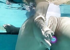 Slimthick black sweetheart shakes her large booty with a buttplug in during the time that playing with her unshaved snatch in the pool. That babe pull