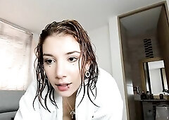 Colombian redhead with emo look, tattooed body, very large bazookas and large chunky booty comes out of the shower very lascivious and desperately mas