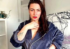 "Stepmom, pourquoi mes couilles sont si gonflées ?" Boys chauds suivent les instructions pendant que maman mature les fait jouir