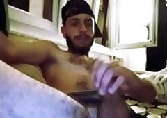 beau rebeu s'arrose le visage de sperme