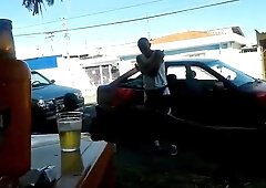 Pinguco mijando na calcada do bar 6