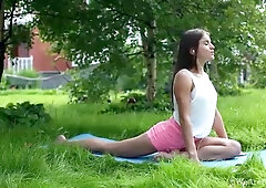 Evelina Darling enjoys masturbating outdoors today - WeAreHairy