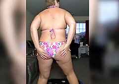 Naughty bikini bunny ???????????????? on the vibration plate