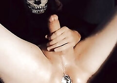 I execrate writing those descriptions. What is there to say about it? I've a plug in my booty and I jerk it untill I bust a nut. That's it. 