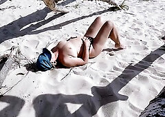 I was dreaming about undressed session on the beach, so I asked a stranger to shoot me, I recorded it likewise