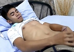 TWINK ROBIN WITH FOOT FETISH FUN