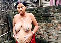 Mast Books Hai Bhabhi Ki Bare Bare Dudh Apne Books Me Sabun Lagate Hue