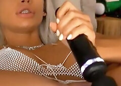 Sophiemaeve Vibrates Her Wet Clit