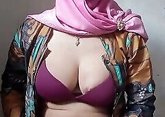 Hijab Shemale Jerking off Her Huge Dick