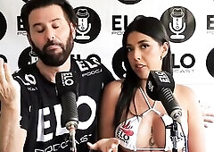 La hermosa colombiana se mete la banana hasta el fondo????