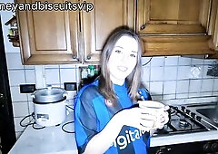 Partita di derby finisce in scopata per una vera coppia amatoriale calda e arrapata-Dialoghi ita