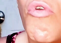 Bimbo lips smokin' cigarette