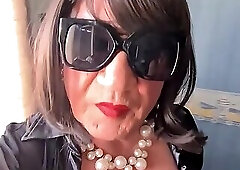 Two  mature vicious gurls fuck a slave guy