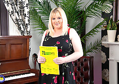 Chubby piano professor stepmommy toying her mature snatch
