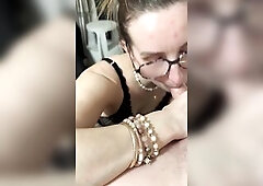 La secrétaire a déjà reçu un facial quand elle me suce et avale mon sperme