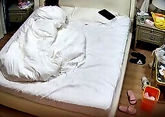 公寓酒店 捲毛眼鏡又帶女友來開房了 現在才發現他女朋友的腿好白好長啊 應該扛起來操才爽 可他不會1