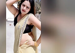 Best Sexy Figure Bhabhi Showing Deep Navel And Big Boobs - Hindi Sex