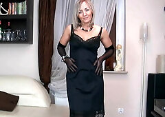 Classy nylons-clad GILF