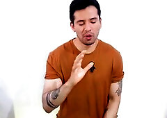 Enfermo de la cruz roja dotado de 20cm de verga y joven universitario se hacen sexo oral job en la ducha