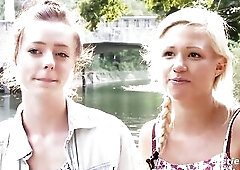 Ersties präsentiert Lisa M und Gabi. Sehen Sie sich das heiße Video an!