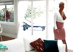 Vollbusige mother I'd like to fuck fickt diesen Jungen