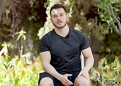 Mason Nicklaus introducing himself to the audience