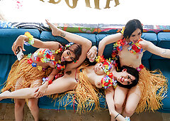 Fine chicks smash cock in highly energized FFFM rounds