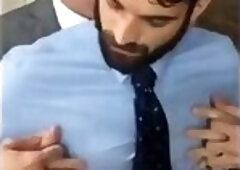 Chefe e empregado beijo