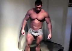 Bodybuilder - Muscle Posing!