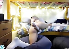 teen lesbo coed gives twat massage in her dormroom for camsoda fans