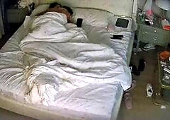 公寓酒店 捲毛眼鏡又帶女友來開房了 現在才發現他女朋友的腿好白好長啊 應該扛起來操才爽 可他不會1