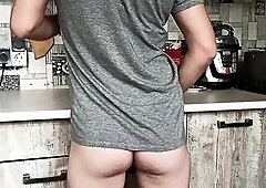 Kitchen anal with squirting, with a lascivious ebony-haired