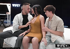 Hubby Watches As His Horny Wife Sienna Rae Gets Double Penetrated In Front Of Him