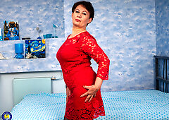 Lustful mature stepmom toying herself