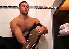 Meet muscle jock Sean Costin in his solo bathroom action
