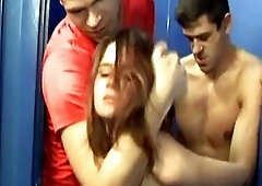 Joven Asaltada Y Violada En Aseo Publico Por Dos Cabrones
