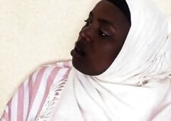 UNSATISIFIED AFRO MOMMY FINGERING HER SELF