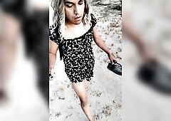 linda ladyboy camina en publico con minivestido y sandalias altas caliente