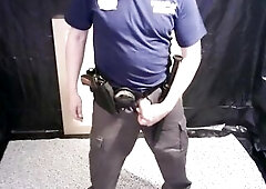 two movie vestido de vigilante, humedeciendo polla con mi cerveza, bailando con polla fuera del pantalon