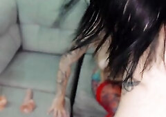 Lights, laughter and an swap of gifts that arouses different looks. Complicity grows, closeness becomes inevitable and the festive night ignites an un