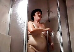 Grandma screws er unshaved snatch with a large sex tool after shower