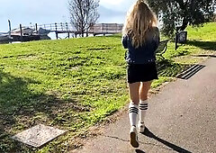 AMATEUR ITALIAN OUTDOOR SQUIRT - Professoressa beccata mentre squirta all'aperto (dialoghi italiani)