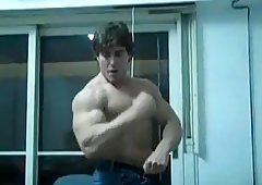 Hot Muscles Make Guy Wanking